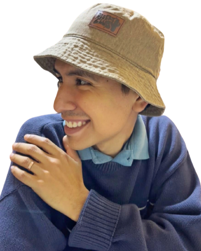 Joven con bucket hat beige sonriendo de perfil
